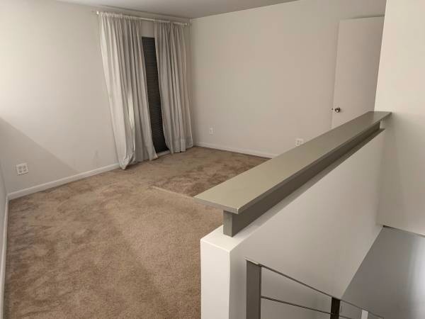 Foto del edificio - Sunny Remodeled Loft Near Uptown with Tall...