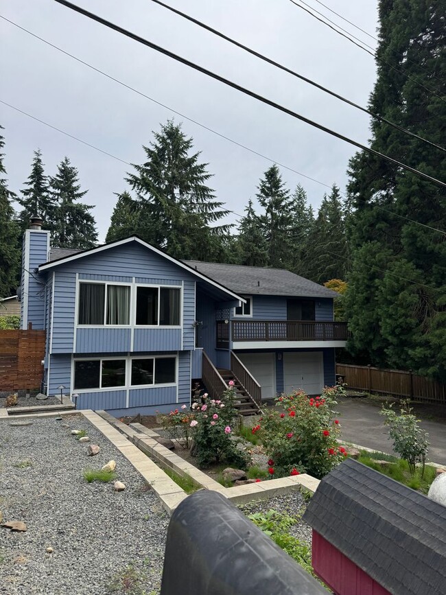 Building Photo - Quiet, N.Seattle neighborhood - duplex