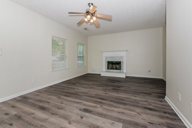 Building Photo - 46 Roxbury Ln