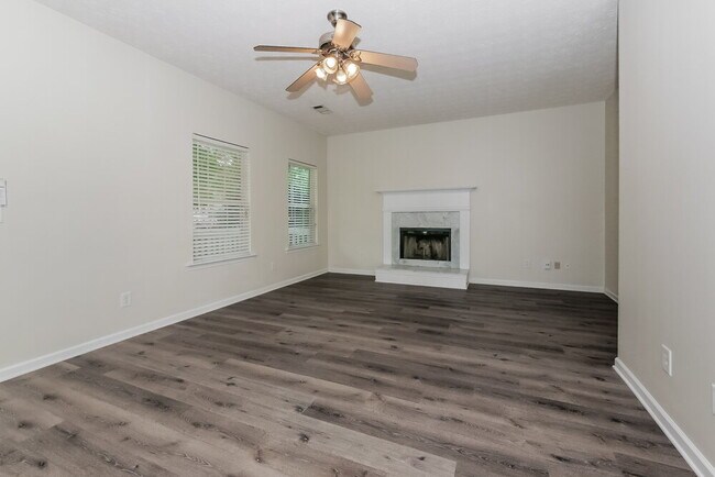 Foto del edificio - 46 Roxbury Ln