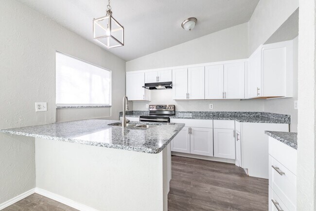 Foto del edificio - Beautifully Updated 3 Bed, 2 Bath Home Ava...