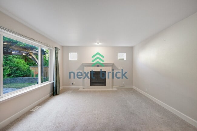Building Photo - Quiet and Spacious 5-Bedroom Haven w/ 2.5 Baths – 2420 Sq Ft of Comfort Awaits!
