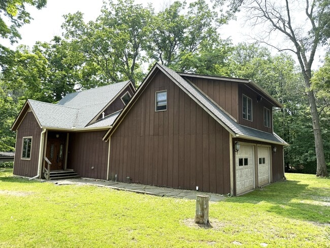 Building Photo - 2433 County Road 1225 N