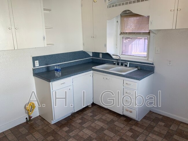 Building Photo - 810 S Philadelphia St