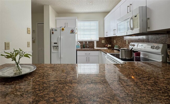 Foto del edificio - 2365 W 74th St