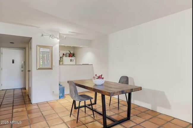 Building Photo - 7625 E Camelback Rd