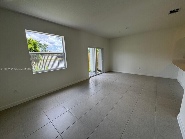 Foto del edificio - 18410 SW 2nd St