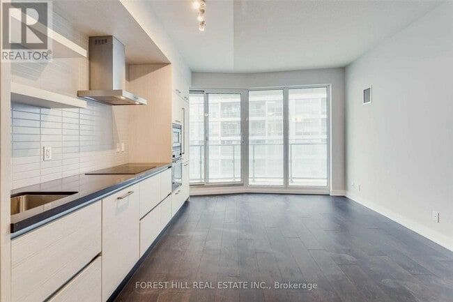 Building Photo - 2221 Yonge St