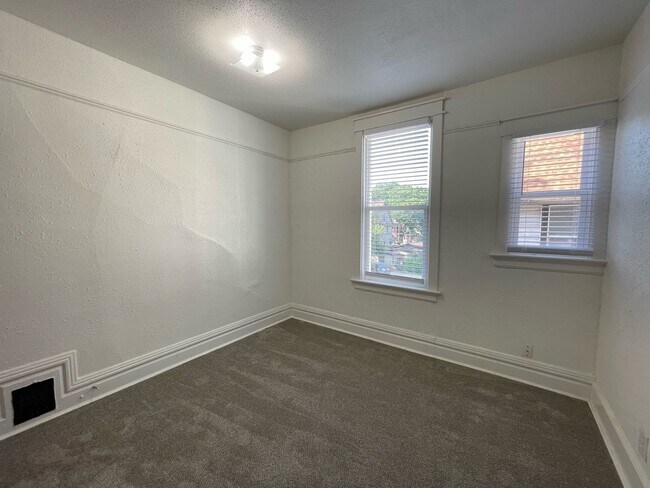 Foto del edificio - Newly Remodeled 6 Bedroom Eastside Upper Unit