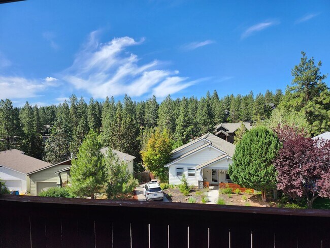 Building Photo - Available Now! | West Hills | Bend