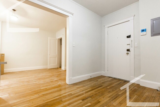 Building Photo - Awesome two bedroom
