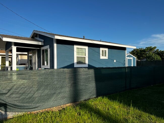 Building Photo - 710 E Nocta St