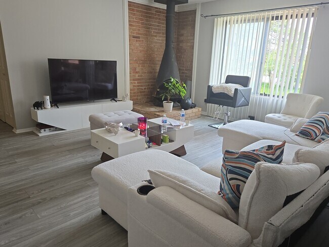 Foto del edificio - 6151 Knoll Wood Rd