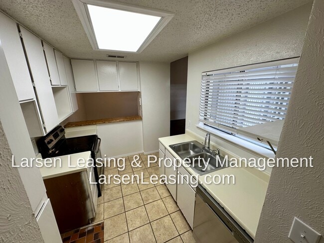 Kitchen - 628 Bellaire Dr