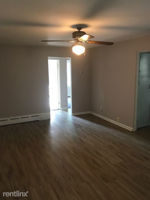 Building Photo - 2 br, 1 bath Triplex - 210 W Henry St Apt. 2