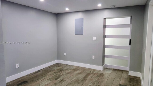 Foto del edificio - 2489 SW 11th St