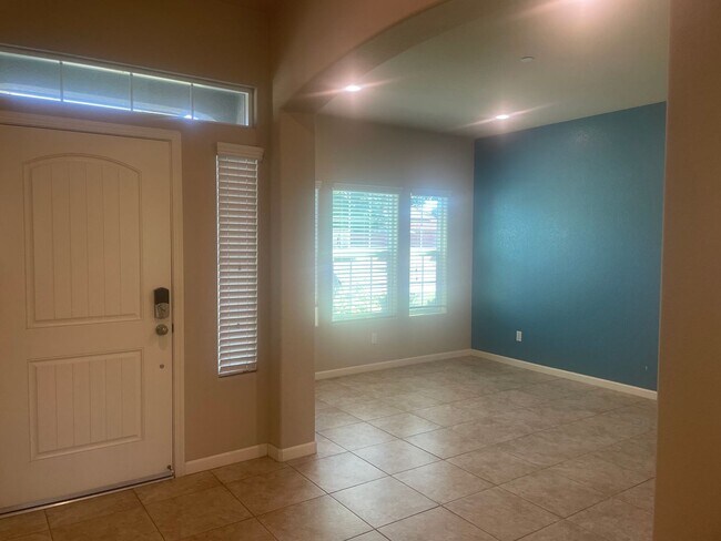 Building Photo - Beautiful home