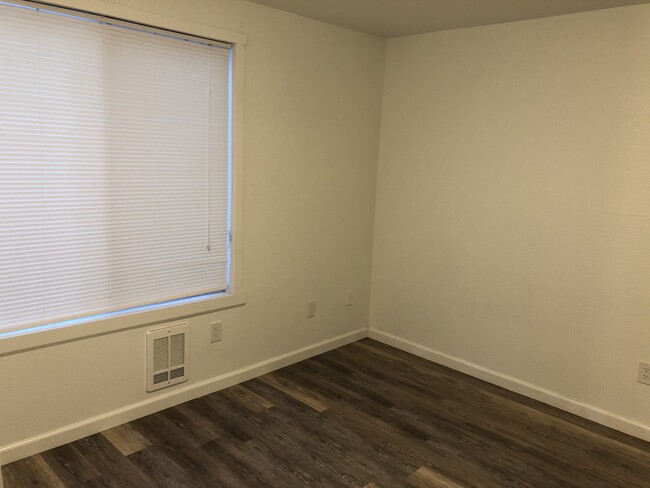 Building Photo - 4300 NE Sunset Blvd