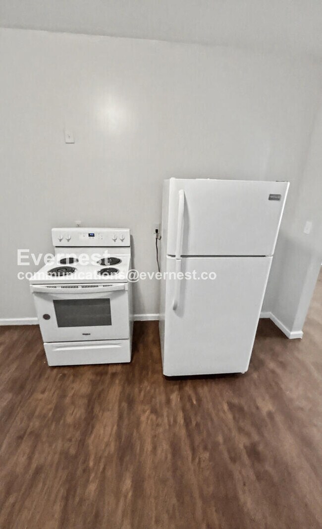 Foto del edificio - 3 Bed, 1 Bath Home with Fenced Yard / Available Soon!