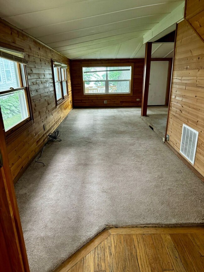 Building Photo - $925 - 2 Bed/1 Bath Lake Front Home