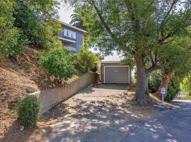 Building Photo - Gorgeous 3 bd 2 ba + Den Single Family hom...