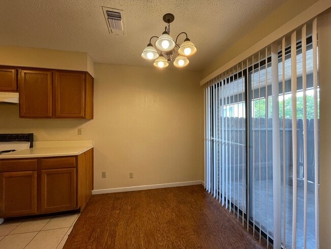 Foto del edificio - 1701 Cedarview Cir