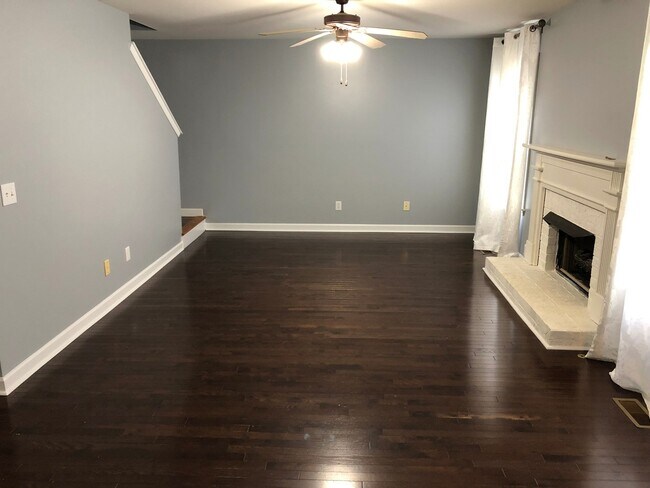 Building Photo - 1132 Summerville Cir