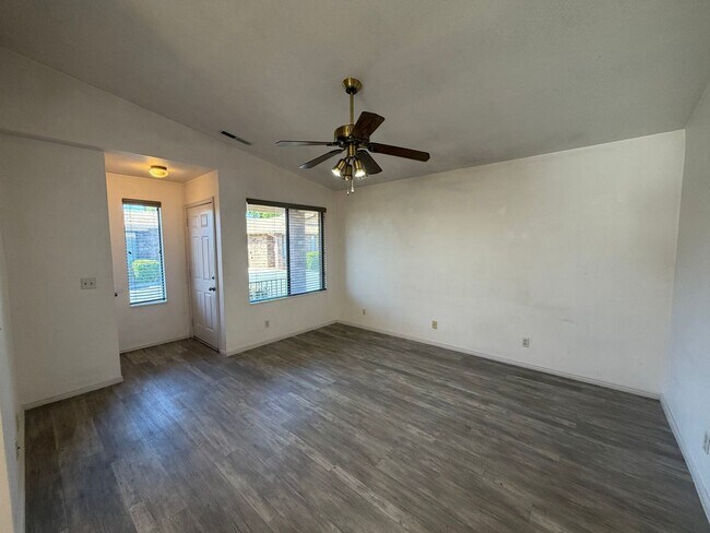 Foto del edificio - DARLING TOWNHOME FOR RENT!