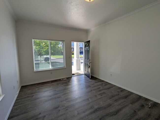 Foto del edificio - Spacious 3 bedroom 2.5 Bath Townhouse with...