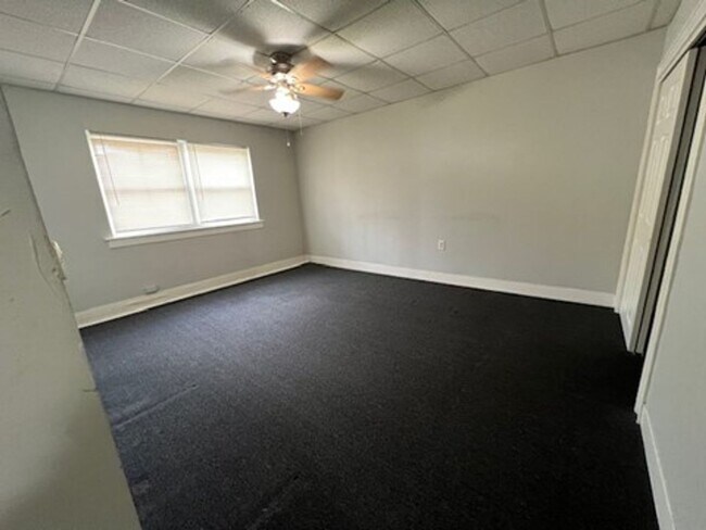 Foto del edificio - North of Downtown Akron: Updated 1BR with Tall Ceilings & Natural Light