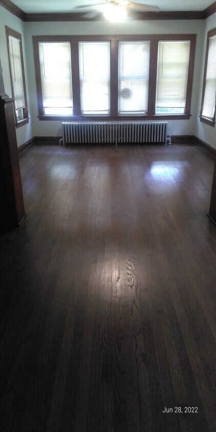 Foto principal - 9204 S Ellis Ave