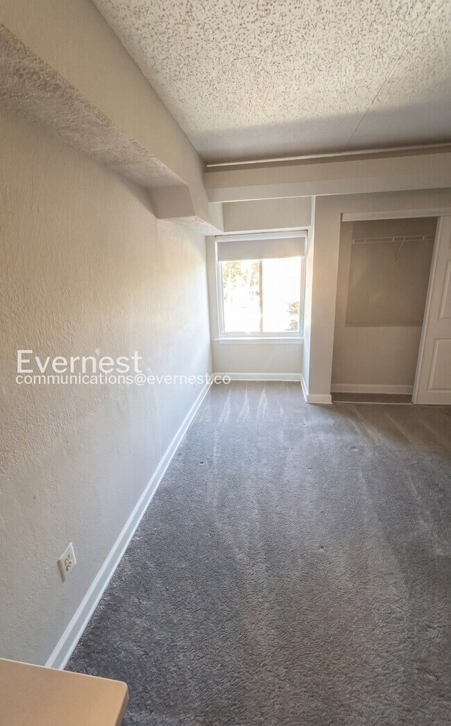 Foto del edificio - 1 Bed/1 Bath Condo with Modern Amenities / Pet-Friendly / Available Soon!