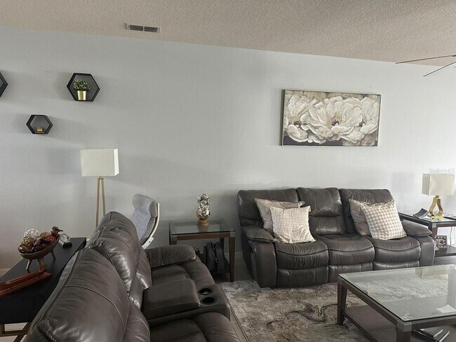 Building Photo - 924 Emerald Green Ct
