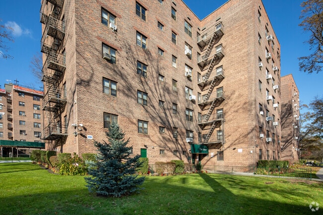 Foto del edificio - 87-56 Francis Lewis Blvd