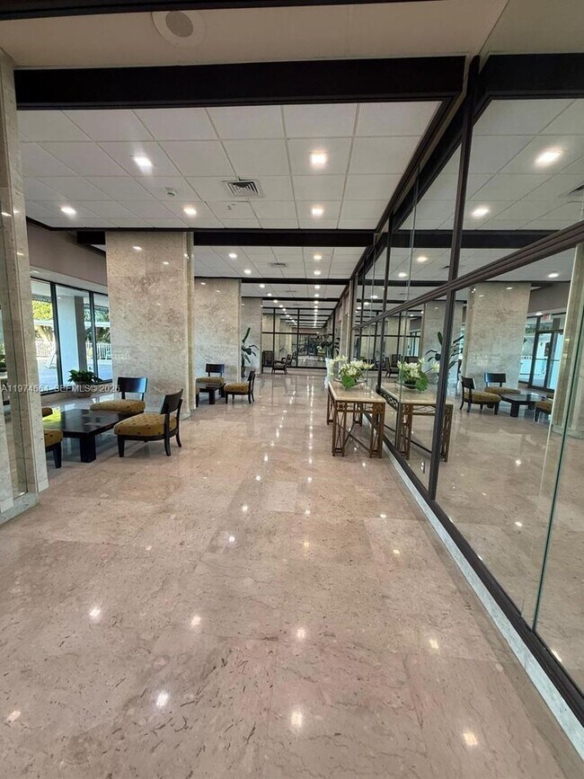 Foto del edificio - 300 Bayview Dr