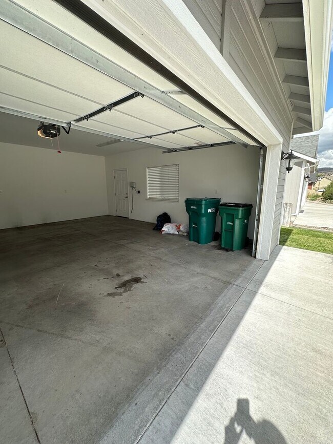 Building Photo - 921 Quail Point Ct