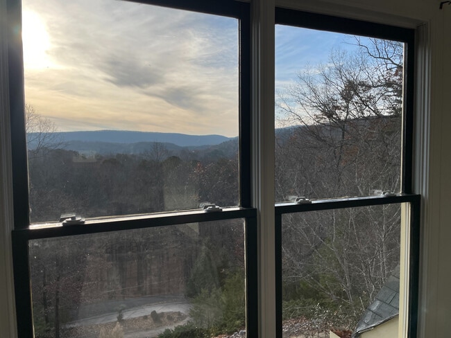 Building Photo - Room in House on Hillside Dr