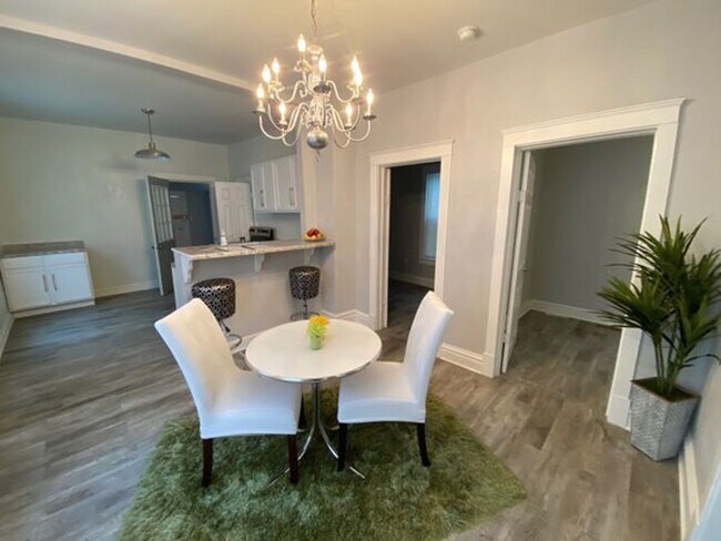 Foto del edificio - Cute 2 Bedroom Bungalow Coming Soon