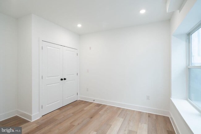 Building Photo - 1513 W Girard Ave