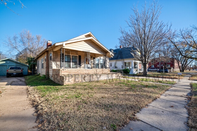 Building Photo - 806 N Faulkner St