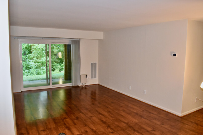Living Room - 5815 Cove Landing Rd