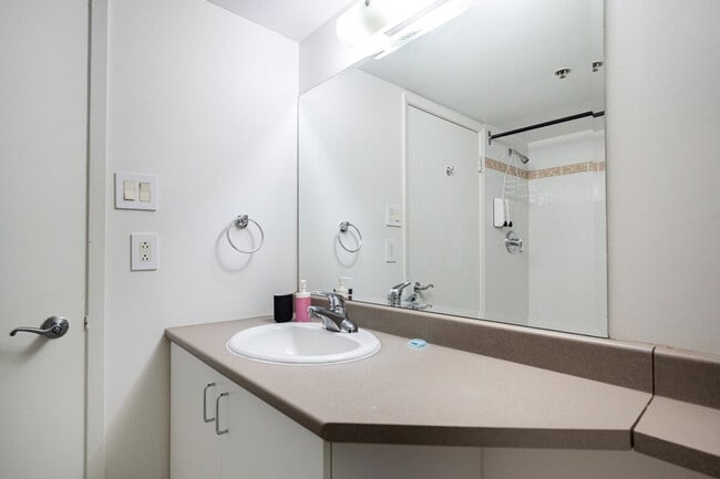 Building Photo - 1206 Rue Sanguinet