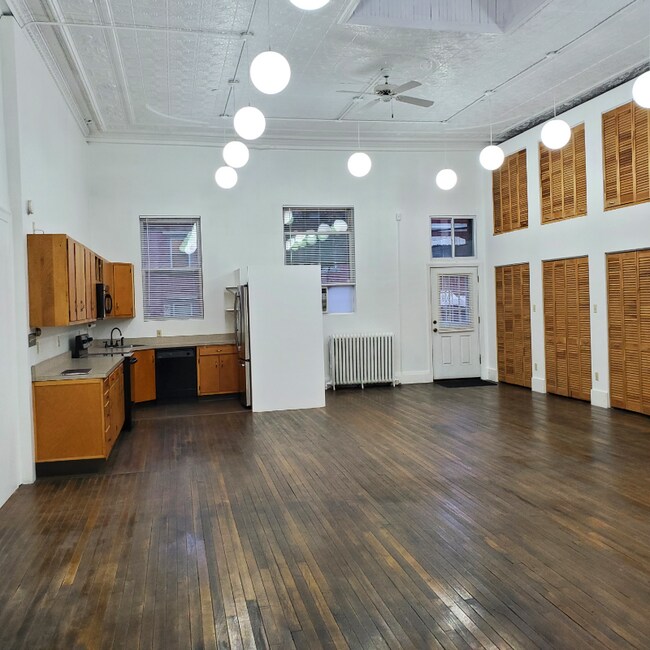 Building Photo - 1704 Mary St