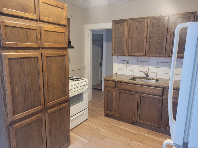 Building Photo - 544 Franklin Ave