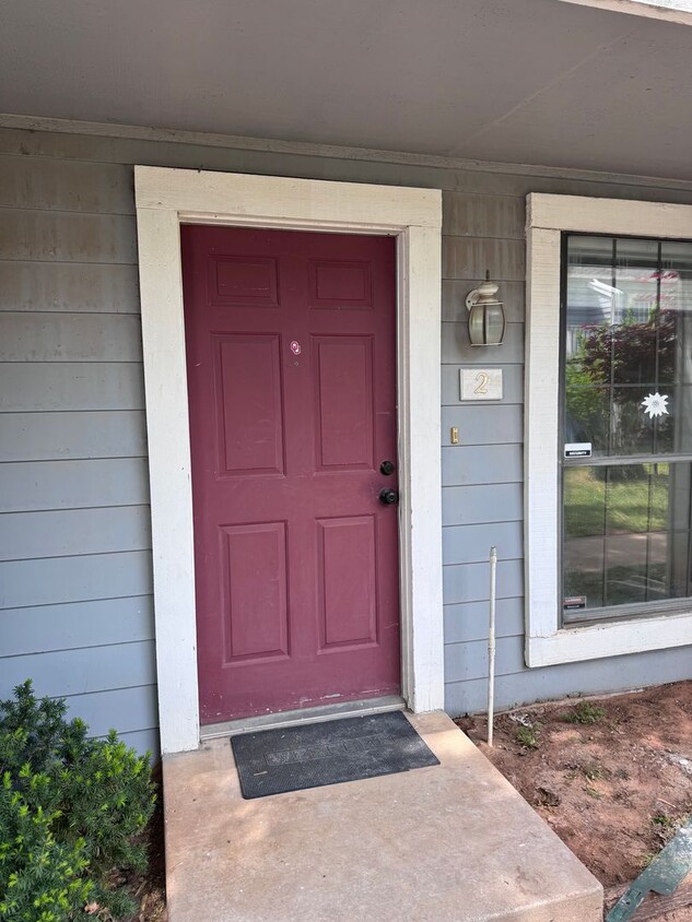 Primary Photo - Darling 1 Bed, 1.5 Bath Townhouse with sma...