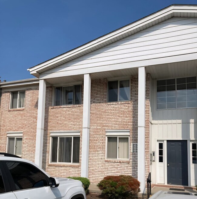 Building Photo - St Clair Shores 2 bedroom condo