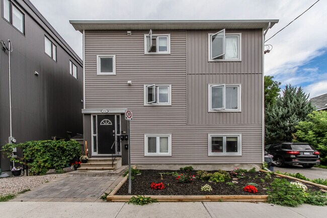 Building Photo - 276 Carruthers Av