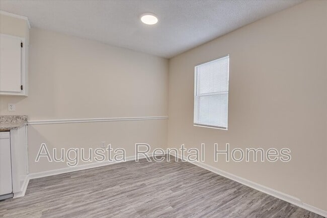 Foto del edificio - 2571 1/2 Tobacco Road - D