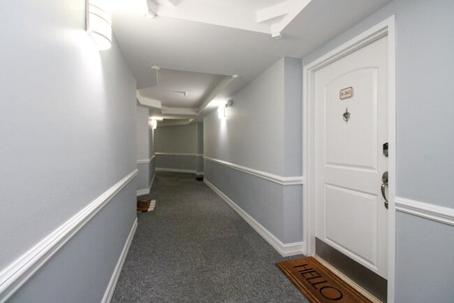 Building Photo - Excellent Location - 2 Bedroom - 2 Bath - ...