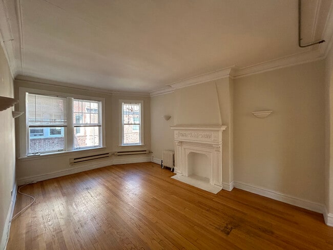 Building Photo - 910 Green Bay Rd